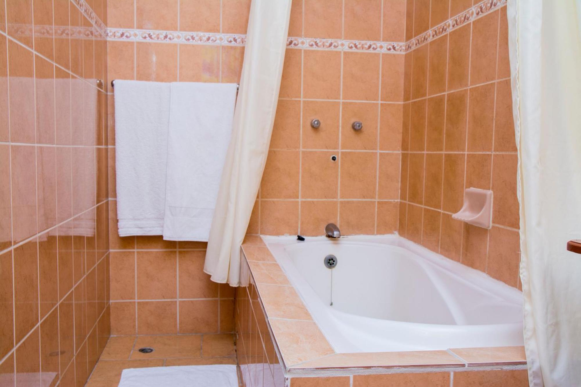 Windjammer International Cuisine & Comfort Inn Джорджтаун Номер фото